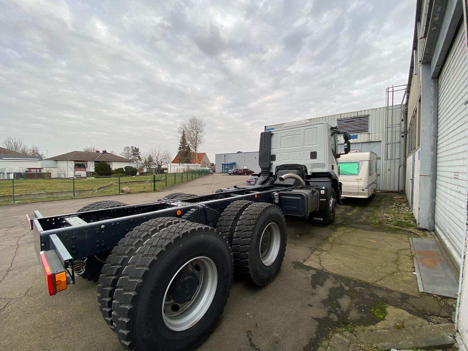IVECO 380T41 AD TRAKKER 6x4 BASCULANTE SCHMITZ