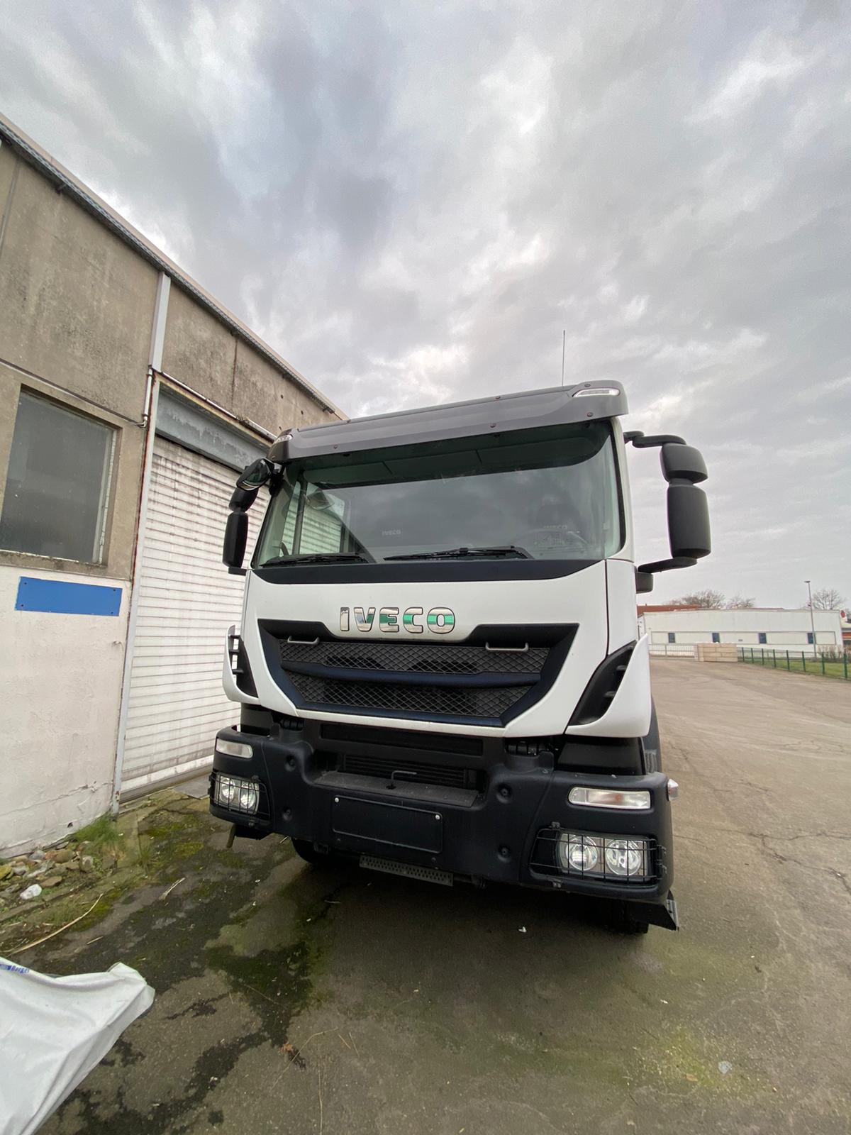 IVECO 380T41 AD TRAKKER 6x4 BASCULANTE SCHMITZ