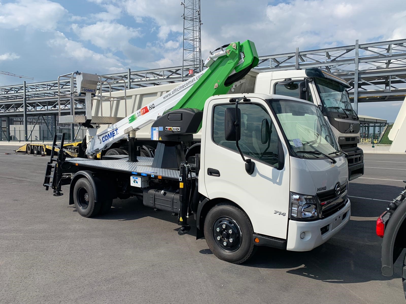 TOYOTA HINO 300 - 714 - 4x2 - PLATAFORMA ELEV. 17M