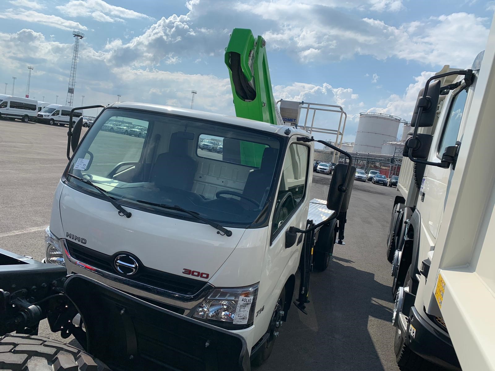 TOYOTA HINO 300 - 714 - 4x2 - PLATAFORMA ELEV. 17M